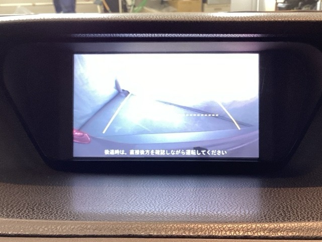 バックでの車庫入れも安心です！　リアカメラが付いているバックモニター付のナビを装備しております。操作線もついており距離感も画面から確認できます。