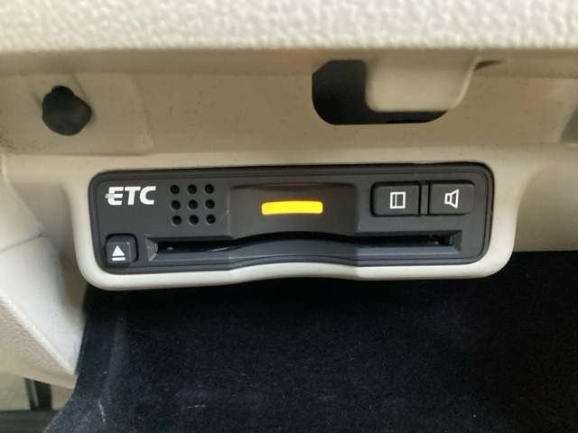 ETCもついています。高速道路の料金所の通過も楽々です！。　カードの取り出しもしやすい場所についています。