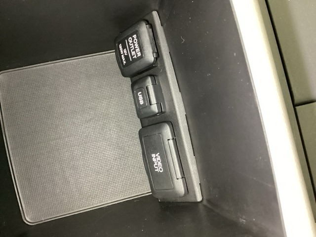 アクセサリーソケットはUSBのアダプターなどをつければ、スマホの充電にも使えます。横にはナビゲーション用の外部入力可能なUSB端子がついており、周辺には物が置けるボックスがついています。