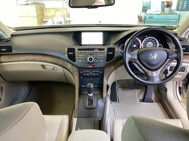 車内は光触媒抗菌消臭施工済です。スタイリッシュなデザインで暖かみのあるインパネ周りを演出します。グローブボックスやカップホルダーのほかにトレーなどたくさんの収納スペースが装備されています。