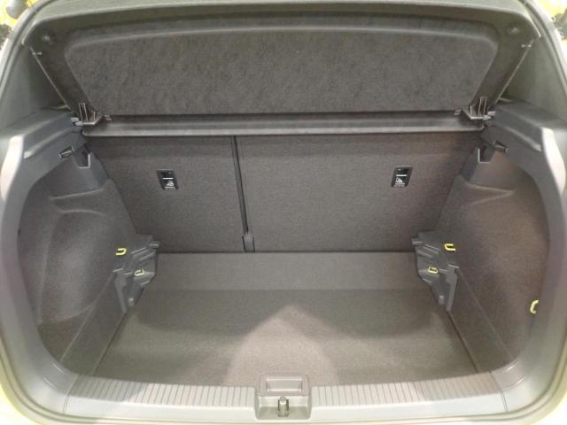 荷室は荷物を隠せるトノカバー付！充分な荷室の広さです！