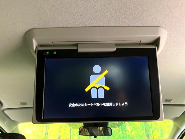 【フリップダウンモニター】大画面モニターで後席でもエンタメをお楽しみいただけます。小さなお子様にも大人気の装備です♪