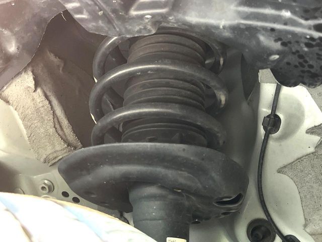 お車を安心してお乗りいただく為には、足回りの定期点検が欠かせません。サービスサポート（有償保証）では無料点検もご提供しており、安心のカーライフをお過ごしいただけるサポート体制が整っています。