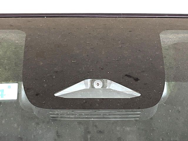 【トヨタセーフティセンス】走行中に前方の車両等を認識し、衝突しそうな時は警報とブレーキで衝突回避と被害軽減をアシスト。より安全にドライブをお楽しみいただけます。
