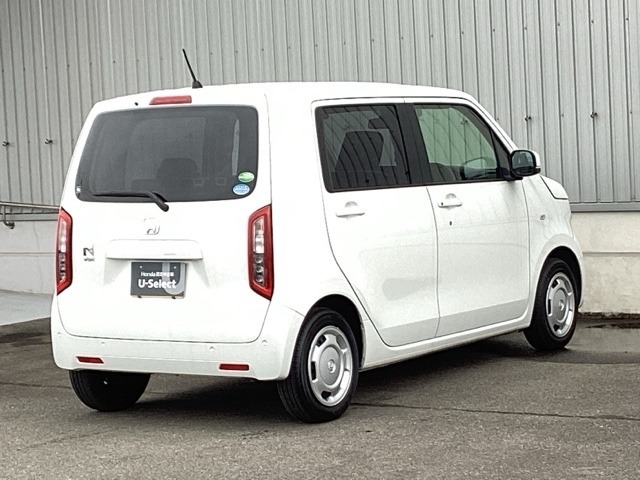 プライバシーガラスが装備されています。外を見るときには気にならずに、後方車両からは車内が見えにくい設計です。