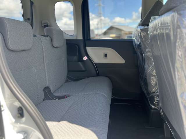 後部座席も広く、大人が4人乗ってもゆとりある空間となっています。