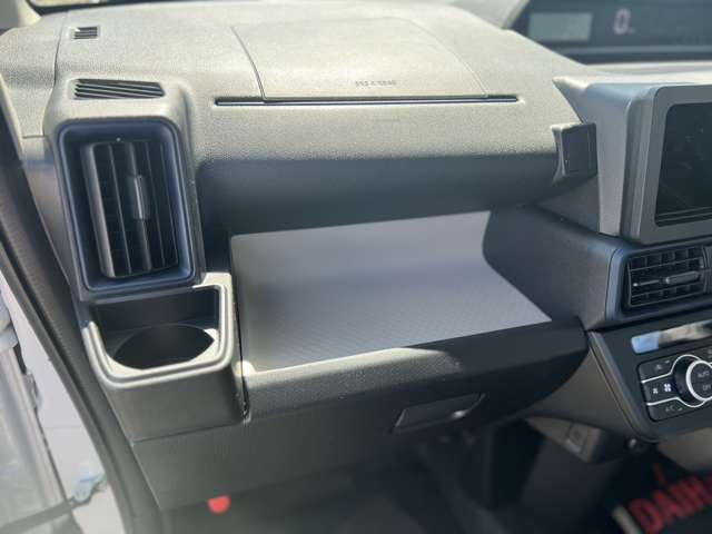 助手席周りにも収納が沢山ありますので、同乗者にも優しい設計になっております。