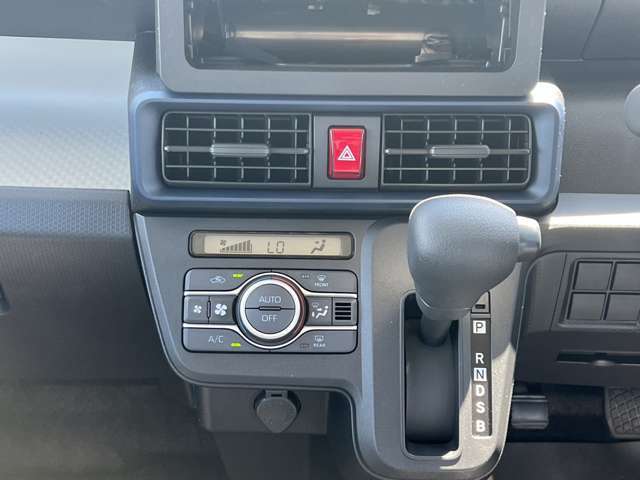 好みの温度に設定すれば、あとは自動で風量・風向を調節してくれるオートエアコンが標準装備されていますので、マニュアルエアコンより調整の頻度が少なくて済みます！