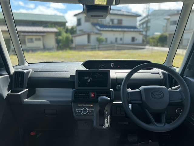 操作しやすいインパネシフトは、運転席と助手席の足元空間を格段に広くしました。