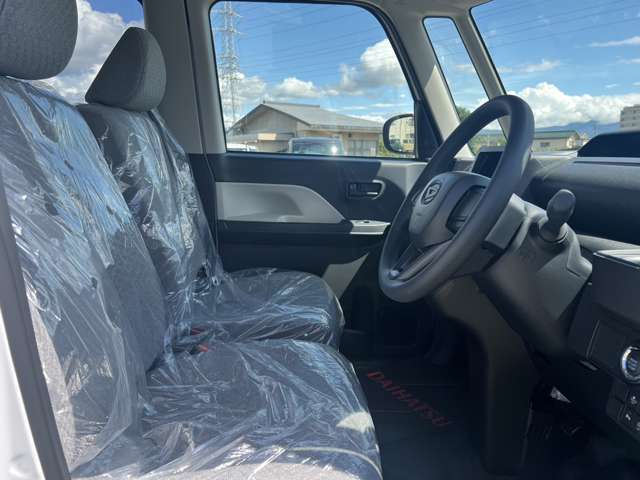 操作しやすいインパネシフトは、運転席と助手席の足元空間を格段に広くしました。