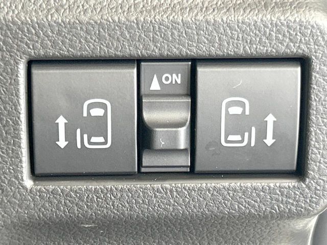 【両側パワースライドドア】スマートキーや運転席のスイッチで後席両側スライドドアの開閉が可能♪電動だから力を入れてドアを開ける必要が無く、小さなお子様でも簡単に開け閉めでき快適です♪