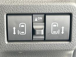 【両側パワースライドドア】スマートキーや運転席のスイッチで後席両側スライドドアの開閉が可能♪電動だから力を入れてドアを開ける必要が無く、小さなお子様でも簡単に開け閉めでき快適です♪