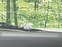 【ヘッドアップディスプレイ】現在の速度や走行情報をデジタル表示で運転席前方のガラスに投影！運転中、目線をずらさず必要な情報を確認できるのでとっても便利で安心！