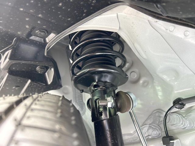 お車を安心してお乗りいただく為には、足回りの定期点検が欠かせません。サービスサポート（有償保証）では無料点検もご提供しており、安心のカーライフをお過ごしいただけるサポート体制が整っています。