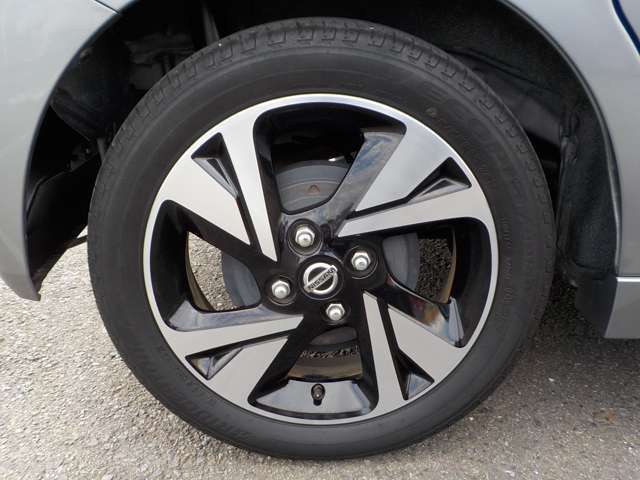 純正15インチアルミホイールに、165/55R15タイヤを装着しております。