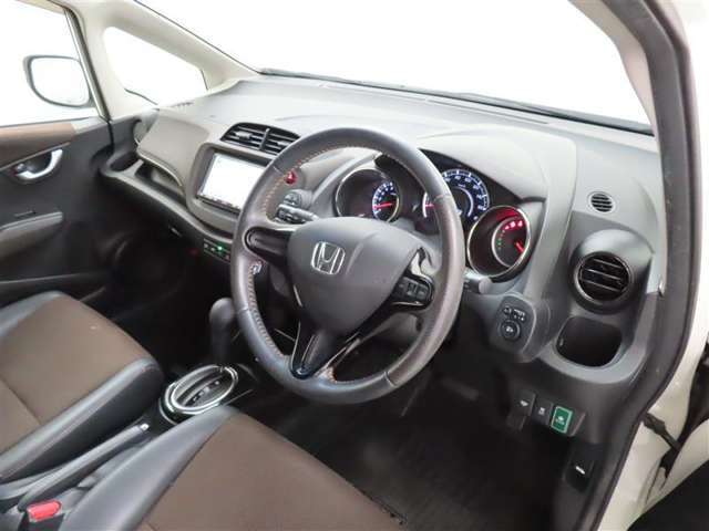 シンプルで使いやすいデザインの運転席です。