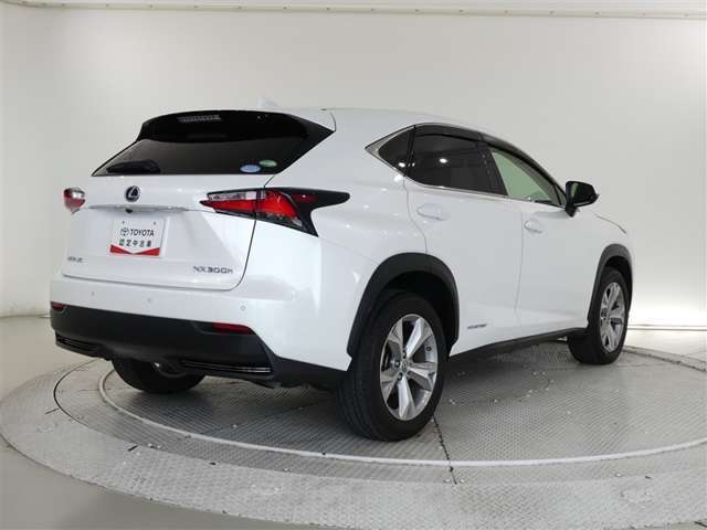 おひとり、恋人、ご友人、ご家族など、少人数でも大人数でもお出かけが楽しめます。この車で楽しいドライビングライフを送りましょう♪