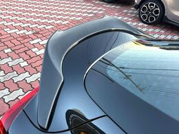 【カーボン製リヤスポイラー】スポーツカーらしさがグッと引き立つ大型リヤスポイラーを装着♪高速走行時のスタビリティ（走行安定性）向上に役立ちます。