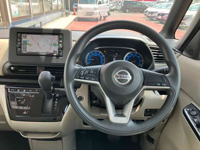 使いやすく安全な操作性と良好な視界を実現した運転席！