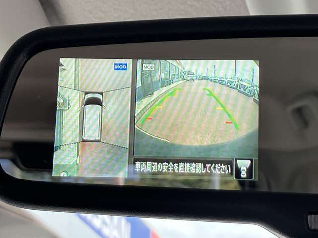 アラウンドビューモニターまるで車を真上から映したような映像で、前後左右の感覚が分かります♪車庫入れや駐車時に大活躍の機能です。