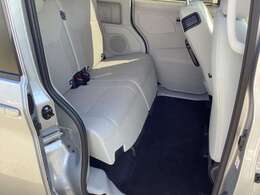 左右分割でのスライド＆リクライニングができるリヤシート♪足を組んでもラクラク座れます！