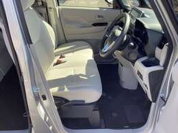 大きなベンチシートで足元もヒロビロ■大型シートで座り心地は快適♪中央にはアームレストが付いてゆったりドライブ♪　シートヒーター（運転席＆助手席）装備(*^-^*)