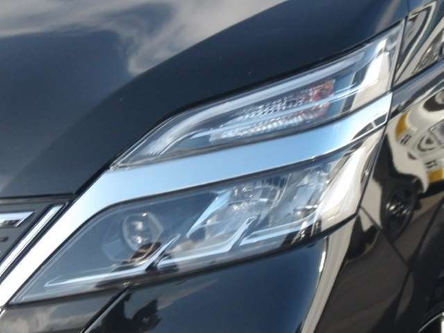 アダプティブLED付き！対向車には眩しくなく歩行者は明るく照らすので安全です。