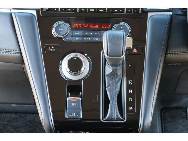マニュアルモード付き8速A/T　ドライブモードセレクタースイッチ（2WD・4WD・LOCKの3モードに切り替え可能）　電動パーキングブレーキスイッチ（ブレーキオートホールド機能付き）