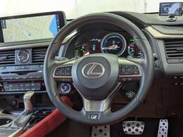 使用に伴うスレも少なく状態の良いステアリングです。手にしっかり馴染みとても運転しやすいハンドルです♪