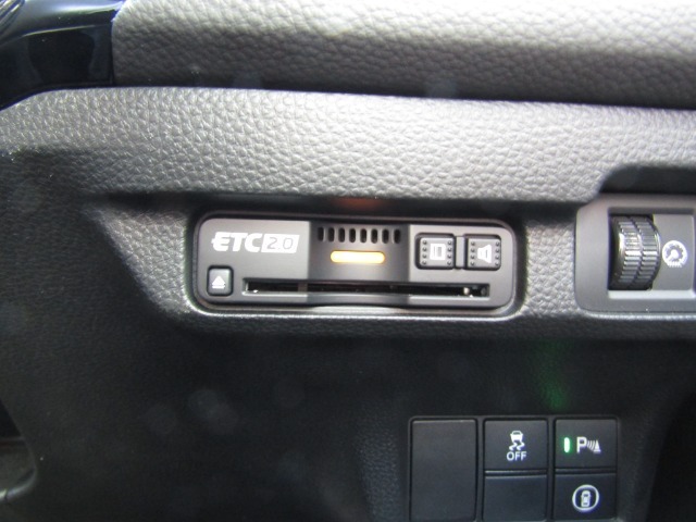 ETC2.0車載器が装備されております。ETC2.0は路車協調システムによる運転支援サービスを受けることができる車載器です。セットアップを完了してから納車させていただきます。