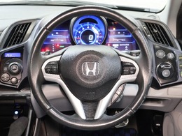 クルーズコントロールが装備されており、速度設定をするだけで一定の速度で自動走行が可能！！一定速度の走行なので燃費の向上やアクセルペダルを踏む必要が無いので長距離ドライブが快適になります！！