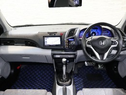 操作性に優れた運転席となります！小物入れや各ボタンの配置にこだわり、使いやすいです！座り心地もよく視認性も良好なのでロングドライブもお任せ下さい！