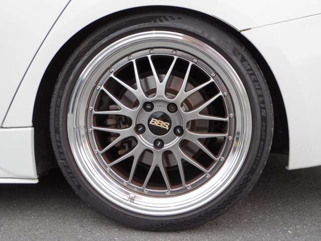 タイヤやバッテリーなどの消耗品の取り扱いもございます。納車時にすべて交換してのお渡しも可能ですので、ぜひご相談ください。