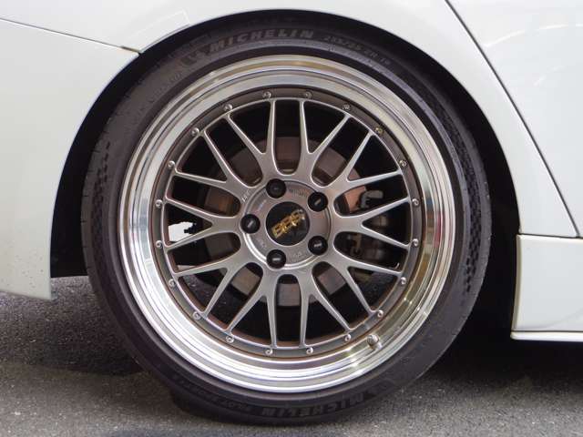 車種ごとの特徴を熟知したスタッフが、お車に適した納車前点検整備を行い、より良い状態でご納車させて頂きます。納車後のオイル交換、整備、車検などアフターメンテナンスに関することもお任せください。