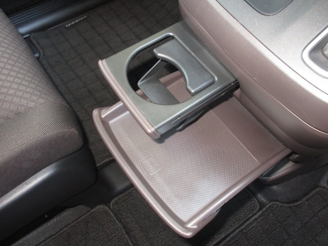 引き出して大きめトレイとして使用できる、運転席からも助手席からも自在に使えるドリンクホルダー付のトレイ。お菓子を置いたり、化粧ポーチを置いたり。ちょっとしたテーブル代わりに使えるトレイです。