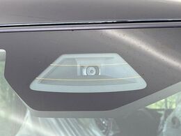 【スズキ　セーフティサポート】走行中に前方の車両等を認識し、衝突しそうな時は警報とブレーキで衝突回避と被害軽減をアシスト。より安全にドライブをお楽しみいただけます。