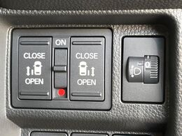【両側パワースライドドア】スマートキーや運転席のスイッチで後席両側スライドドアの開閉が可能♪電動だから力を入れてドアを開ける必要が無く、小さなお子様でも簡単に開け閉めでき快適です♪