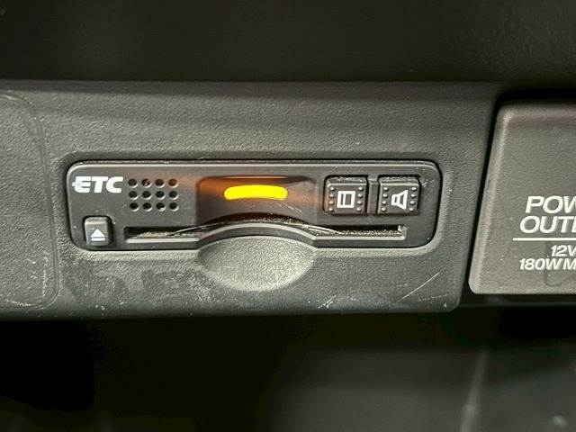 【ビルトインETC】で高速道路もスムーズに乗り降り可能で、ご納車直後からの遠距離ドライブも可能です。