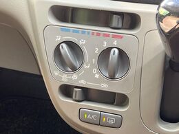 寒い冬も暑い夏も全席に快適な空調を届けてくれる、ダイヤル式エアコンを装備♪