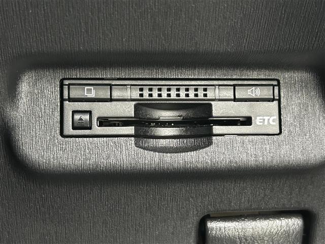 【ETC】有料道路を利用する際に料金所で停止することなく通過できる、ETC車載器（ノンストップ自動料金収受システム機器）が装備されています。セットアップを行うことで利用可能になります。