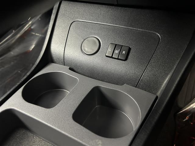 【ドリンクホルダー】長時間のドライブを快適に過ごすために、必須の車内アイテムですね。