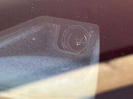 【スマートブレーキサポート】走行中に前方の車両等を認識し、衝突しそうな時は警報とブレーキで衝突回避と被害軽減をアシスト。より安全にドライブをお楽しみいただけます。