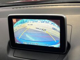 【バックカメラ】駐車時に後方がリアルタイム映像で確認できます。大型商業施設や立体駐車場での駐車時や、夜間のバック時に大活躍！運転スキルに関わらず、今や必須となった装備のひとつです！