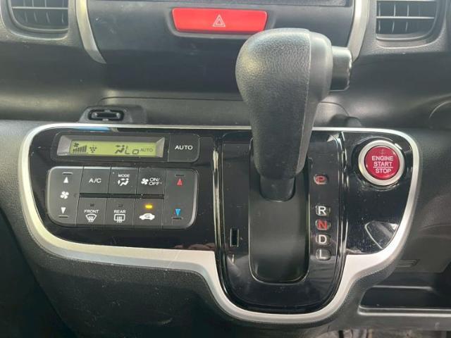 WECARSの展示場では実際に見て、触ってお車をお選びいただけます！知識の豊富な営業スタッフが様々なカーライフをご提案いたします！