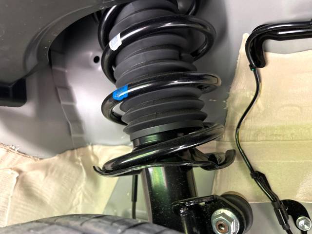 お車を安心してお乗りいただく為には、足回りの定期点検が欠かせません。サービスサポート（有償保証）では無料点検もご提供しており、安心のカーライフをお過ごしいただけるサポート体制が整っています。
