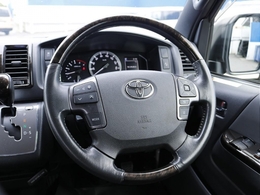 ウッド調のステアリング☆ 握りやすく、質感もばっちりです♪