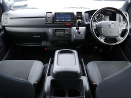 ダークプライムIIならではの高級感のある内装です♪ 専用装備が多数装着されています♪