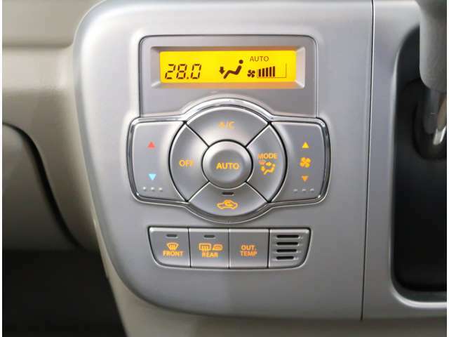 車内の温度を快適に保つ【オートエアコン】です。