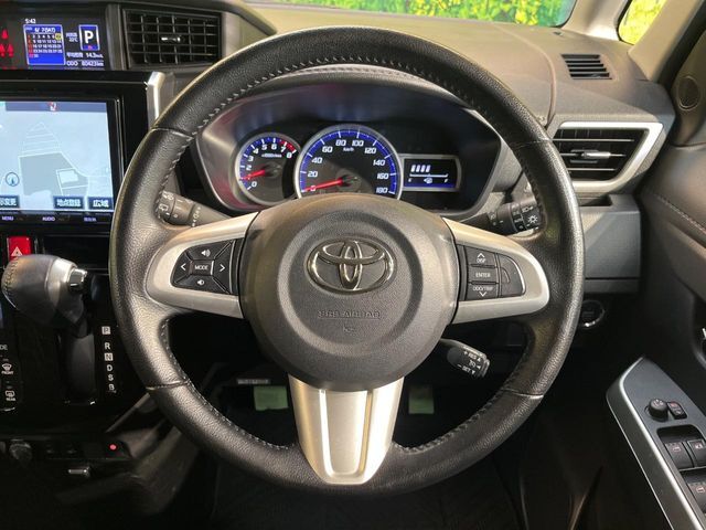 インテリアに合わせたデザインのステアリングは、運転される方のことも考え、運転しやすい形状、大きさです。是非一度、実際に触ってお確かめください。
