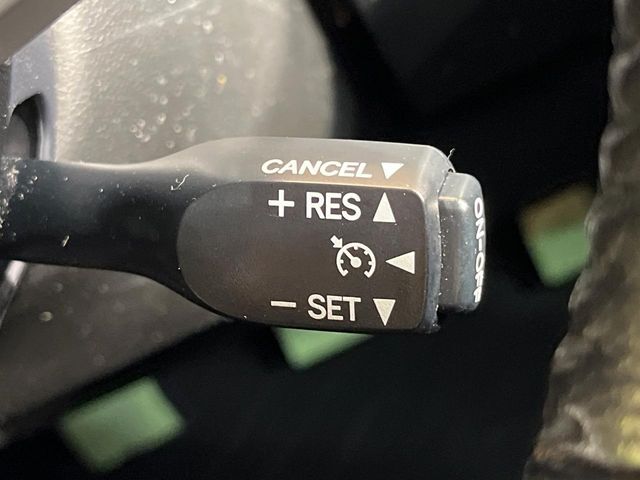 【クルーズコントロール】高速道路もラクラク走行。アクセルを離しても一定速度で走行ができ、長距離運転時の負担を軽減！加速・減速も簡単なスイッチ操作で調整できます。